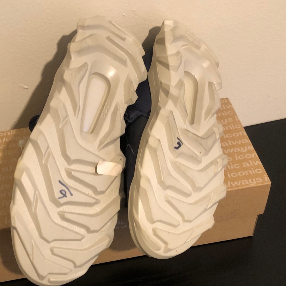 Ecco Kids Navy and Red Slip-On Sneakers - Picture 3 of 4